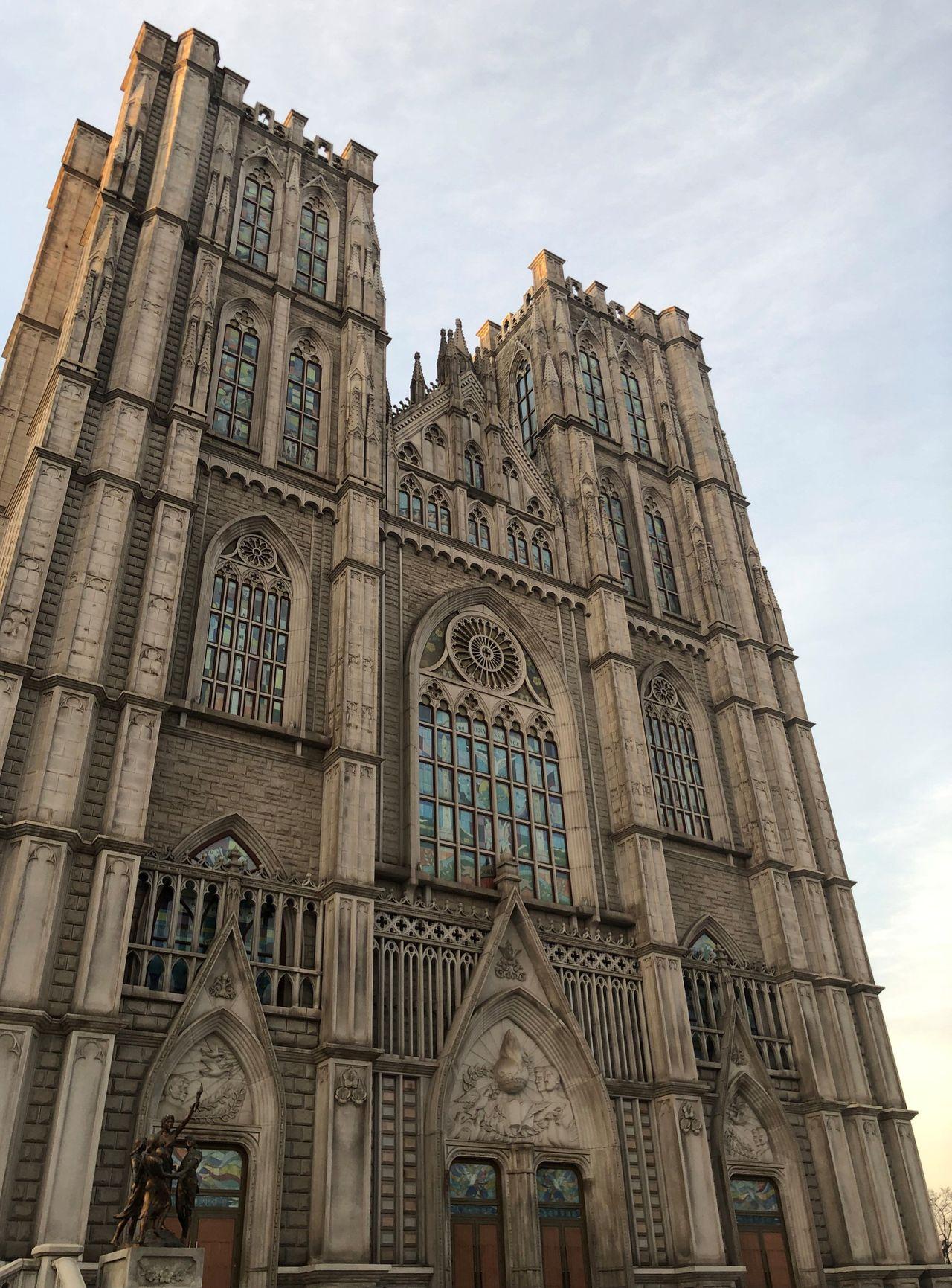 Take a walk on Kyung Hee campus with European architecture and cherry blossoms